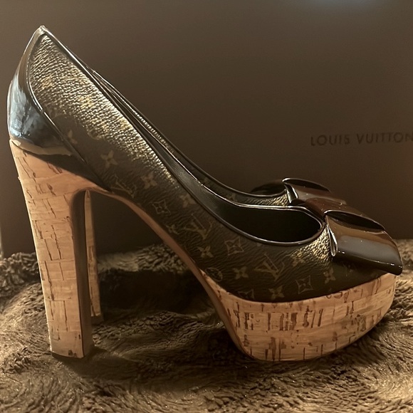 LOUIS VUITTON Rivoli Heels - Picture 3 of 15